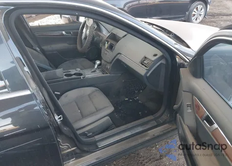 2011 Mercedes-Benz C 300 Luxury/Sport z USA, uszkodzony, nr VIN WDDGF5EB1BF632452